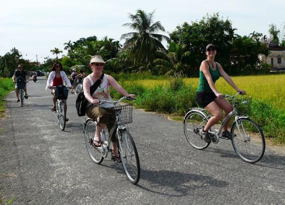 cycling tra que village